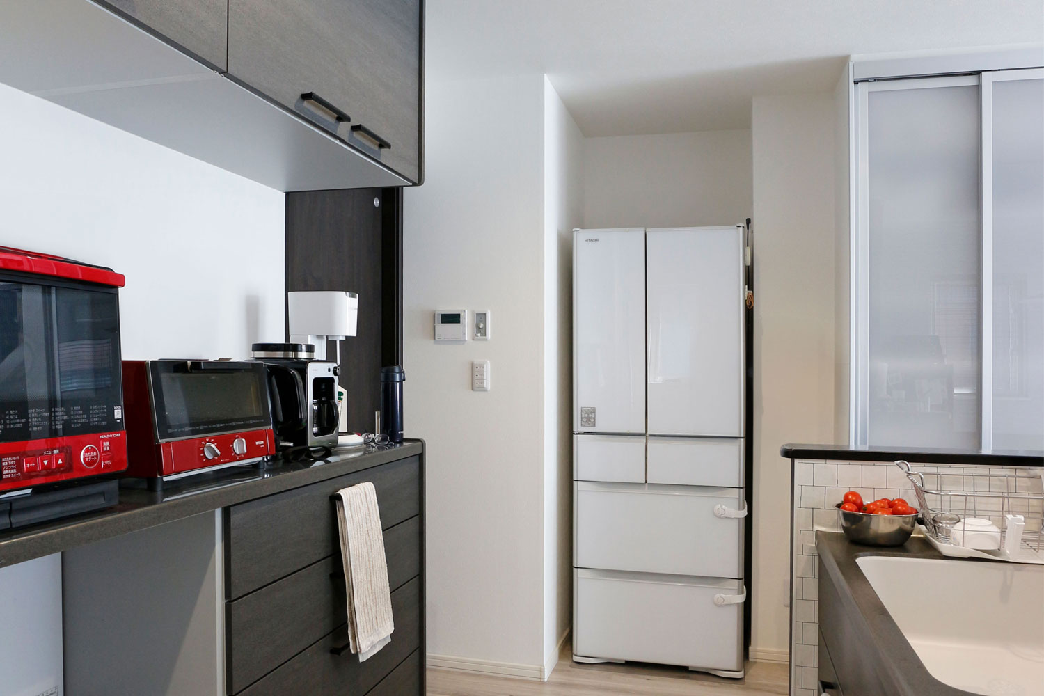 冷蔵庫と食器棚はキッチンの横にあるこだわりの収納